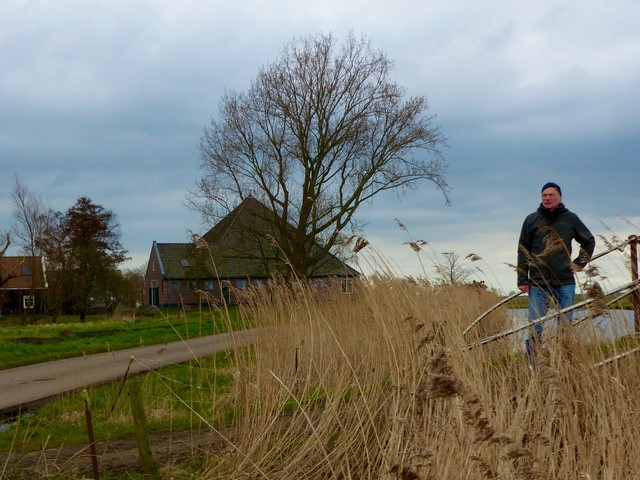 Goof Buijs op Dijkeinde, de weg die langs stolpen en rietkragen slingert van Zuiderwoude naar de Gouwzeedijk.  Foto: Rineke Neppelenbroek